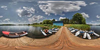 estación de barco en el lago en un día soleado. panorama completo de 360 grados en proyección esférica equirectangular foto