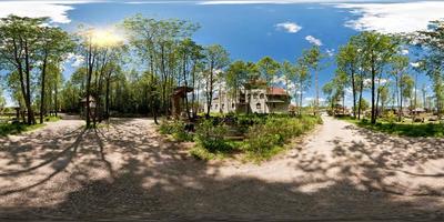 panorama completo de 360 grados en proyección esférica equirectangular antiguo castillo medieval en un día soleado, contenido vr foto