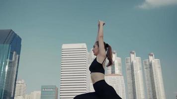 donna sportiva che indossa cuffie wireless e allunga i muscoli prima di correre in città, esercizio di riscaldamento. video