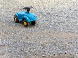 el coche de juguete de plástico con el volante negro en el suelo. foto