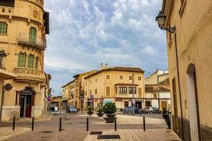 mallorca baleares españa 2018 calles de la ciudad y arquitectura en campos en mallorca españa. foto