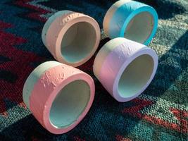 macetas geométricas redondas de colores. Macetas de hormigón pintado para la decoración del hogar. foto