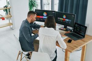 ocupación creativa. dos diseñadores trabajando juntos en la oficina foto