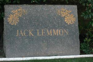 los angeles, 13 de enero - tumba de jack lemmon en el servicio conmemorativo de david ozzie nelson en pierce brothers westwood village memorial park and mortuary el 13 de enero de 2010 en westwood, ca foto