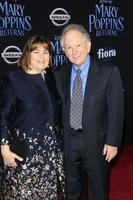 los angeles - 29 de noviembre ina garten, jeffrey garten en el estreno de mary poppins regresa en el teatro el capitan el 29 de noviembre de 2018 en los angeles, ca foto