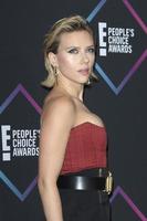 los angeles 11 de noviembre - scarlett johansson en los premios peoples choice awards 2018 en el barker hanger el 11 de noviembre de 2018 en santa monica, ca foto