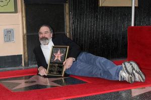 los angeles 12 de febrero - mandy patinkin en la ceremonia de la estrella de mandy patinkin en el paseo de la fama de hollywood el 12 de febrero de 2018 en los angeles, ca foto