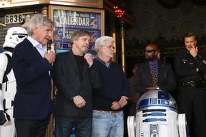 los angeles - 8 de marzo harrison ford, mark hamill, george lucas en la ceremonia de la estrella de mark hamill en el paseo de la fama de hollywood el 8 de marzo de 2018 en los angeles, ca foto