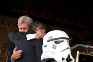 los angeles - 8 de marzo harrison ford, mark hamill en la ceremonia de la estrella de mark hamill en el paseo de la fama de hollywood el 8 de marzo de 2018 en los angeles, ca foto