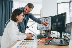 tecnologías digitales modernas. dos diseñadores trabajando juntos en la oficina foto