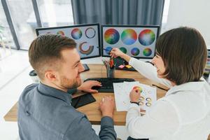 dos diseñadores trabajando juntos en la oficina foto