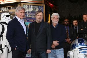 los angeles - 8 de marzo harrison ford, mark hamill, george lucas en la ceremonia de la estrella de mark hamill en el paseo de la fama de hollywood el 8 de marzo de 2018 en los angeles, ca foto