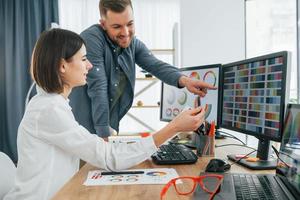 desarrollo del producto. dos diseñadores trabajando juntos en la oficina foto