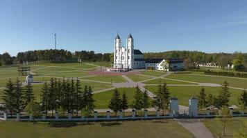 mooie luchtfoto van de witte chatolische kerkbasiliek in letland, aglona. basiliek in aglona, letland. video