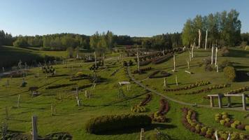 parque de esculturas christ the king hill, aglona, letônia um belo parque natural feito de esculturas de madeira em homenagem a deus. video