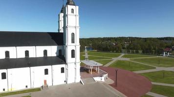 bela vista aérea da basílica da igreja chatólica branca na letônia, aglona. Basílica em Aglona, Letônia.