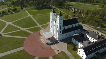 mooie luchtfoto van de witte chatolische kerkbasiliek in letland, aglona. basiliek in aglona, letland. video