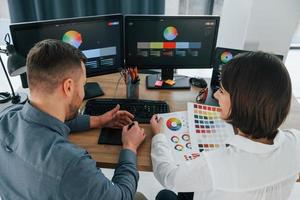 comunicación positiva dos diseñadores trabajando juntos en la oficina foto