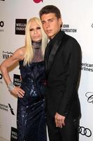 los angeles, 3 de marzo - donatella versace, nolan gerard funk en la fiesta de visualización de oscar de la fundación elton john aids en el parque de west hollywood el 3 de marzo de 2014 en west hollywood, ca foto