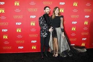 los angeles - 8 de enero darren criss, mia swier en el estreno de the assassination of gianni versace american crime story en el arclight theater el 8 de enero de 2018 en los angeles, ca foto