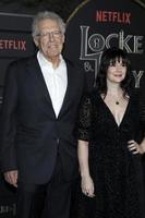 los angeles 5 de febrero - carlton cuse, meredith averill en la proyección de estreno de la serie locke and key en el egyptian theater el 5 de febrero de 2020 en los angeles, ca foto