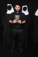 los angeles - 4 de septiembre guillermo diaz en el estreno mundial de the nun en el teatro chino tcl imax el 4 de septiembre de 2018 en los angeles, ca foto