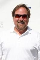 los angeles 20 de septiembre - richard karn llega al torneo de golf atas 2010 en un club de golf privado el 20 de septiembre de 2010 en toluca lake, ca foto