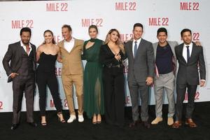 los angeles 9 de agosto - sam medina, ronda rousey, peter berg, lauren cohan, cl, mark wahlberg, iko uwais, carlo alban en el estreno de la milla 22 en el teatro del pueblo el 9 de agosto de 2018 en westwood, ca foto