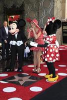 los angeles 22 de enero - mickey mouse, katy perry, minnie mouse en la ceremonia de la estrella de minnie mouse en el paseo de la fama de hollywood el 22 de enero de 2018 en hollywood, ca foto