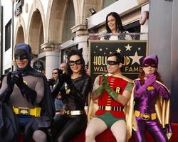 los angeles 9 de enero - batman, catwoman, robin, riddler en la ceremonia de estrellas de burt ward en el paseo de la fama de hollywood el 9 de enero de 2020 en los angeles, ca foto