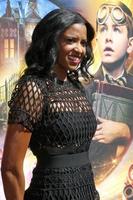 los angeles 16 de septiembre - renee elise goldsberry en la casa con un reloj en sus paredes la premiere en el teatro chino tcl imax el 16 de septiembre de 2018 en los angeles, ca foto