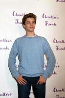 los angeles - 10 de diciembre jacob hopkins en chandlers friends toy drive and wrap party en los angeles ballet academy el 10 de diciembre de 2017 en los angeles, ca foto