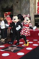 los angeles 22 de enero - mickey mouse, minnie mouse en la ceremonia de la estrella de minnie mouse en el paseo de la fama de hollywood el 22 de enero de 2018 en hollywood, ca foto