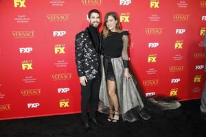 los angeles - 8 de enero darren criss, mia swier en el estreno de the assassination of gianni versace american crime story en el arclight theater el 8 de enero de 2018 en los angeles, ca foto