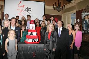 los angeles 26 de marzo - elenco joven e inquieto en the young and the restless celebrar el 45 aniversario en cbs television city el 26 de marzo de 2018 en los angeles, ca foto