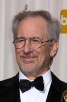 los angeles 27 - steven spielberg en la sala de prensa de los 83 premios de la academia en el teatro kodak, hollywood y highland el 27 de febrero de 2011 en los angeles, ca foto