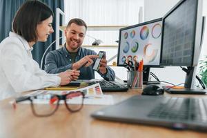 tecnologías digitales modernas. dos diseñadores trabajando juntos en la oficina foto