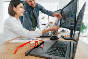 conjunto de diferentes colores. dos diseñadores trabajando juntos en la oficina foto