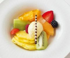 ensalada de fruta fresca con helado y gofre de chocolate foto