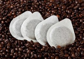 cápsulas de café en granos de café foto
