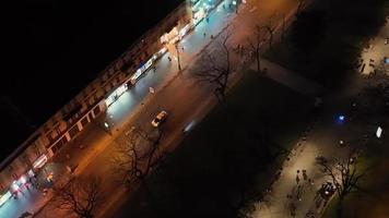 vista aerea una macchina della polizia che si muove per le strade della città vuota di notte. pattugliare le strade di notte. video