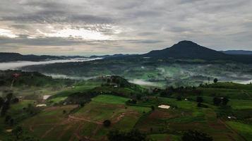 montañas con árboles y niebla en Tailandia foto