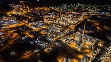 industria de refinería de petróleo en la noche