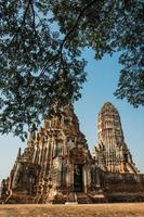 ruinas y antigüedades de tailandia en el parque histórico de ayutthaya turistas de todo el mundo decadencia de buda foto