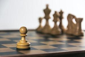 ajedrez a bordo, fondo blanco foto