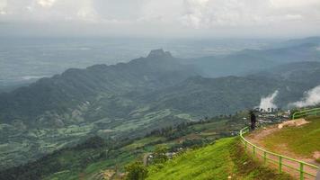 paisaje de niebla y montaña, en tailandia foto