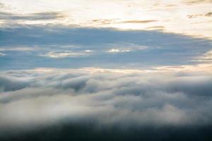 vista de la imagen del paisaje de la niebla en la mañana, tailandia. copiar espacio para texto o imagen. foto