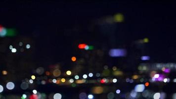 borrão panorâmico espelho colorido luz noturna da rua hotel restaurante Retials da cidade de pattaya video