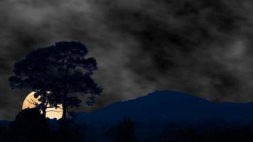 lune de sang remonter silhouette arbres montagne dans la nuit ciel nuage time-lapse video