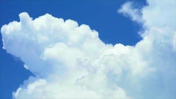 lindo céu azul claro pilha enorme nuvem branca rollong no lapso de tempo da estação chuvosa video